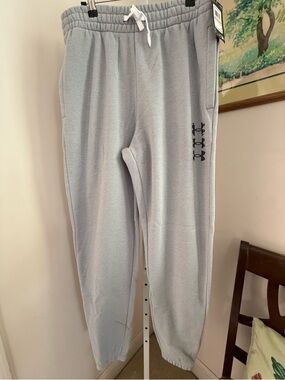 MENS Under Armour Loose Textured Sweatpants . NWT. Size Small.